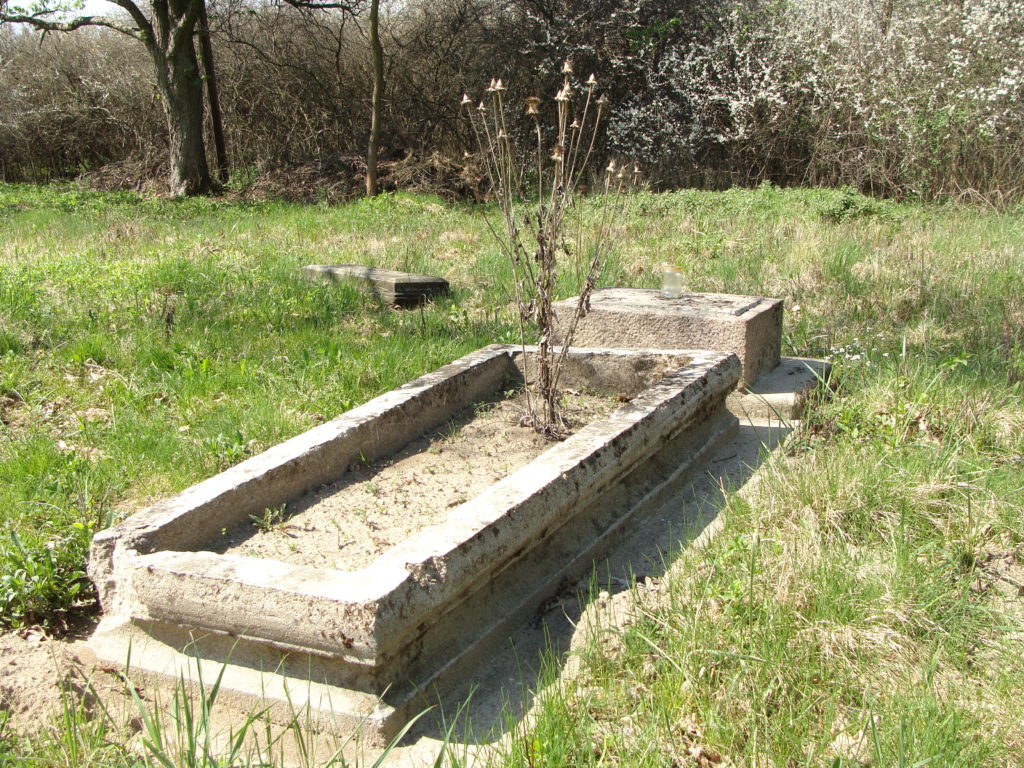 Pozostałości po cmentarzu ewangelickim w Piaskach Duchownych