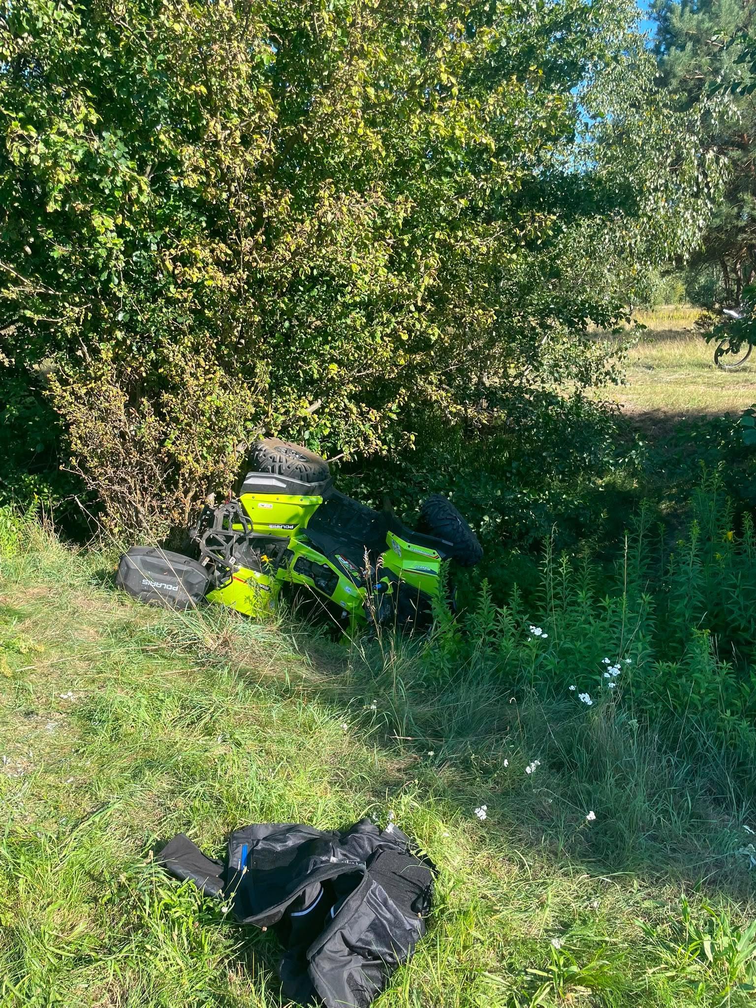 Groźny wypadek quada przy granicy Kampinoskiego Parku Narodowego